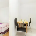 瓦罗斯公寓酒店 *
