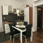 瓦罗斯公寓酒店