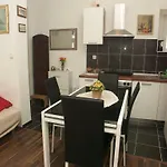 瓦罗斯公寓酒店 *