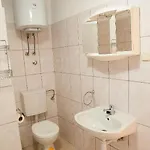 瓦罗斯公寓酒店