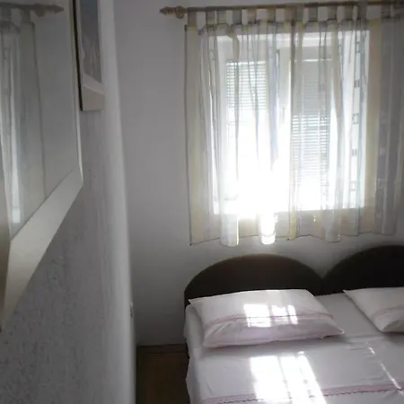 ヴァノス アパート *