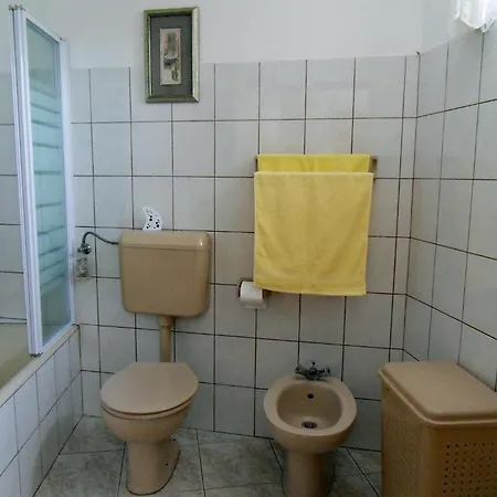 ヴァノス アパート *